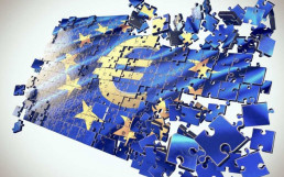 Drapeau de l'Union Européenne en lambeaux