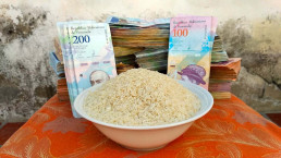Bol de riz acheté avec une pile de billets au Venezuela