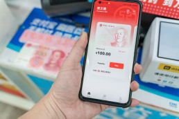 smartphone présentant un yuan numérique lors d'une transaction
