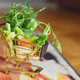 chariot de courses remplit avec des légumes - alexas fotos pour unsplash