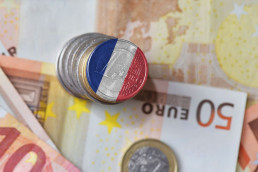 pile de pièces en Euro avec un fond de billets - article économie France