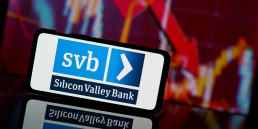 téléphone avec le logo de SVB - adobe stock