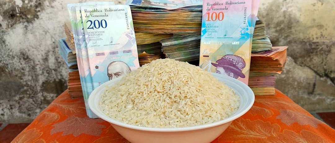 Bol de riz acheté avec une pile de billets au Venezuela