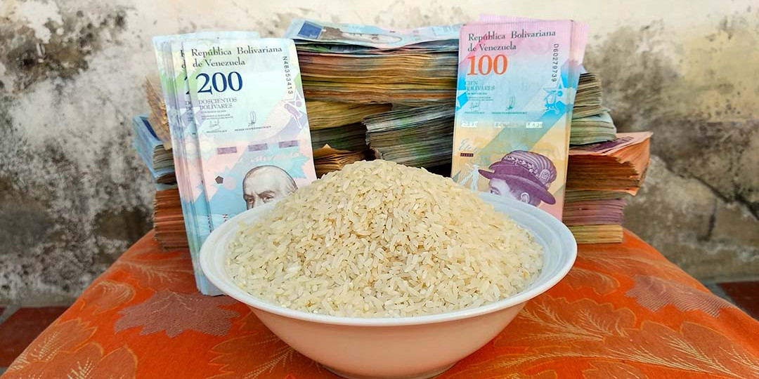 Bol de riz acheté avec une pile de billets au Venezuela