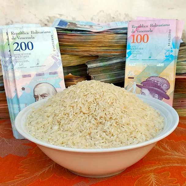 Bol de riz acheté avec une pile de billets au Venezuela