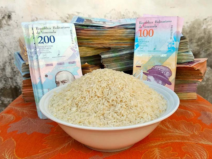 Bol de riz acheté avec une pile de billets au Venezuela