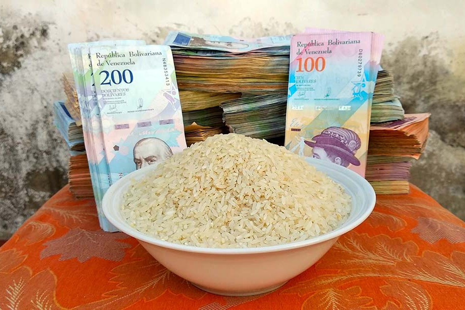 Bol de riz acheté avec une pile de billets au Venezuela