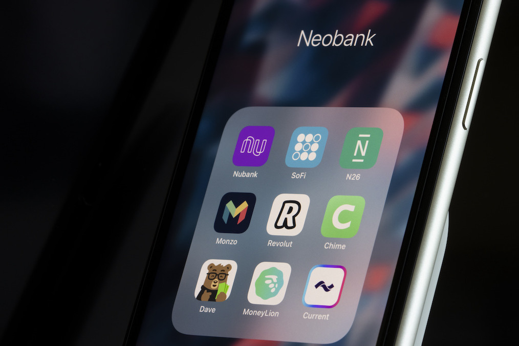 écran de téléphone avec plusieurs applications bancaires : c'est la multibancarisation
