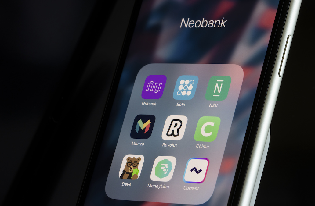 Une néobanque peut-elle fermer mon compte sans préavis ? - Téléphone avec applications de banques en ligne