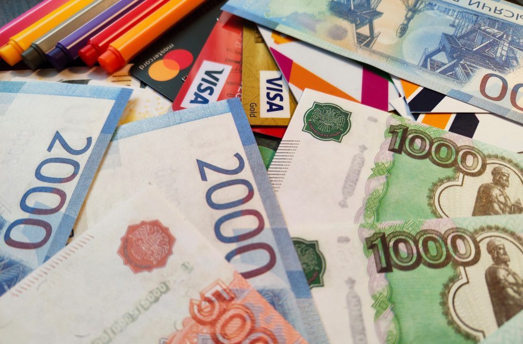 Rouble face à des cartes visa et mastercard