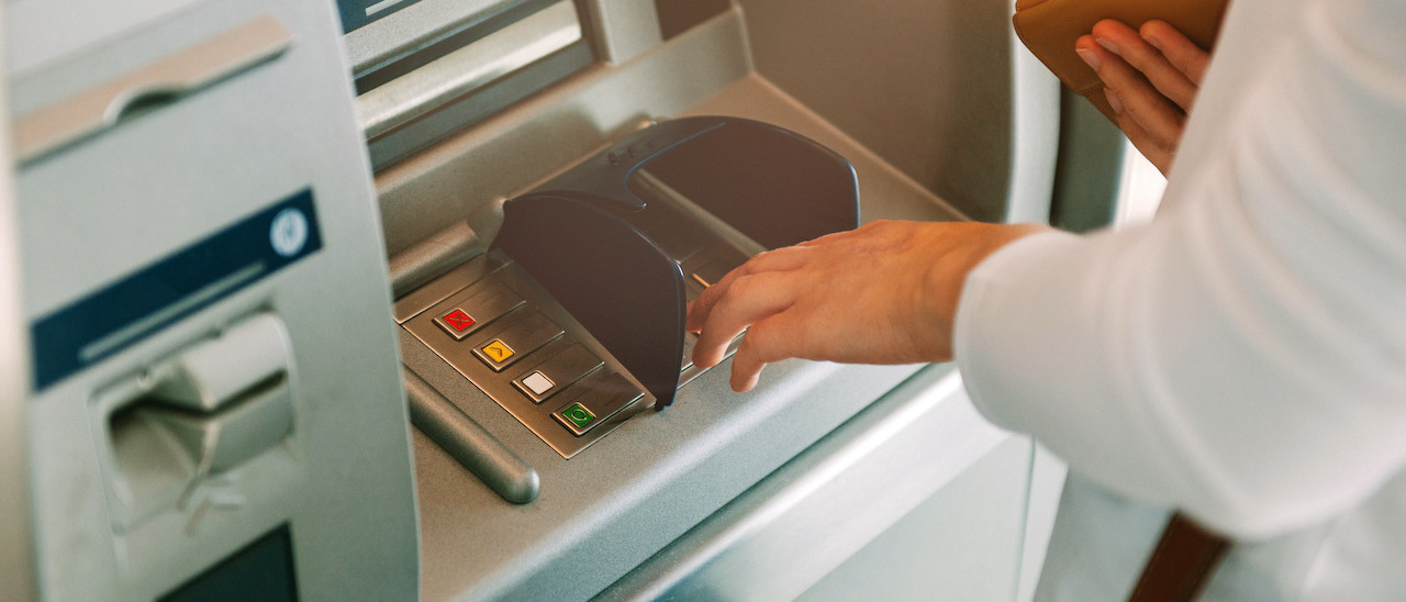 Les distributeurs de billets, symboles des frais bancaires abusifs