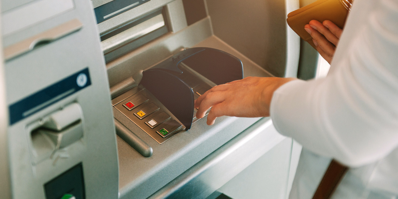 personne retirant au distributeur de billets