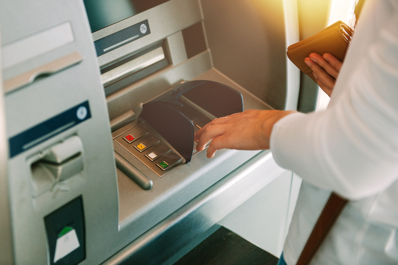 personne retirant au distributeur de billets