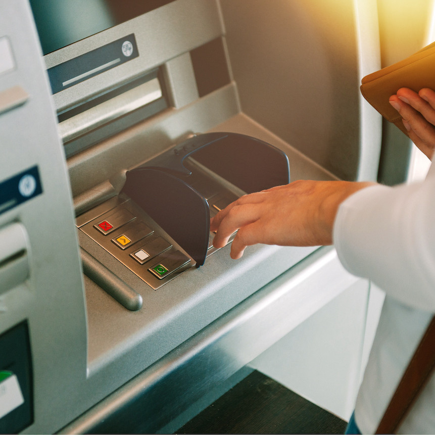 personne retirant au distributeur de billets