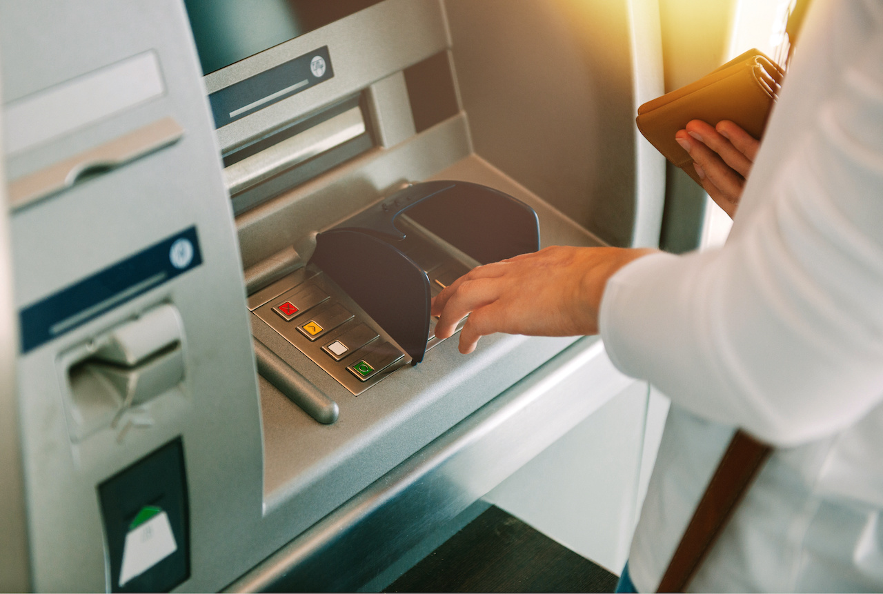 Les distributeurs de billets, symboles des frais bancaires abusifs