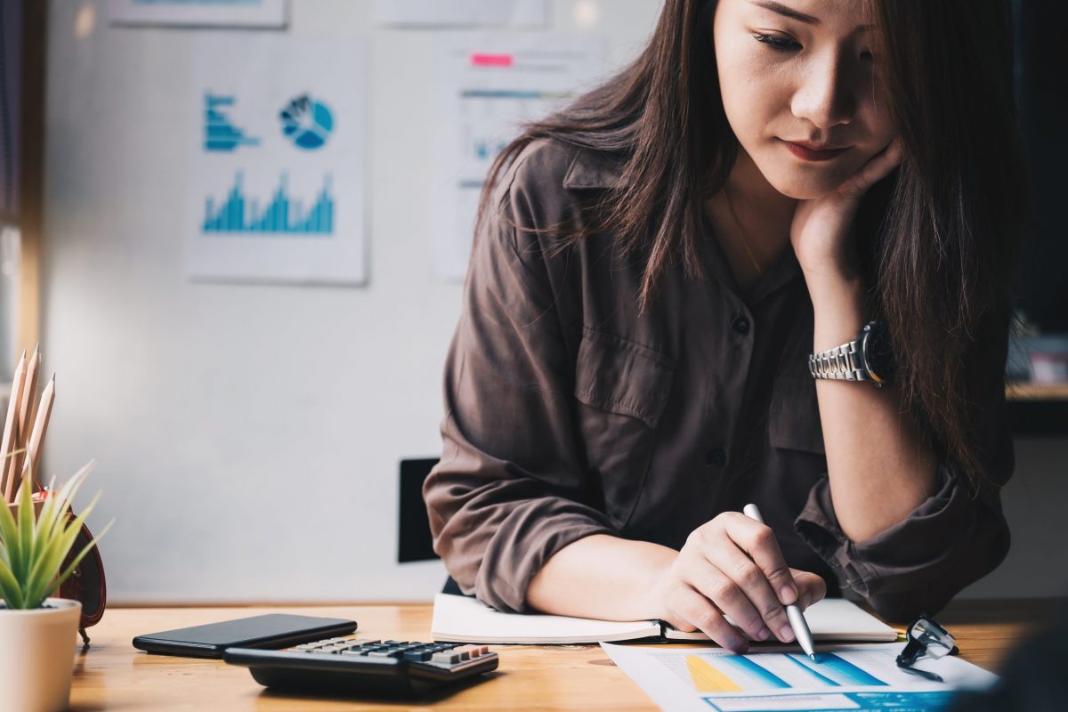 Femme faisant ses comptes - article sur l' épargne