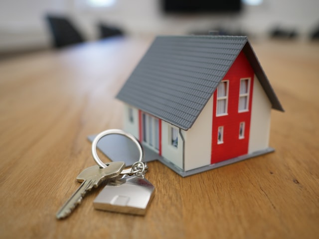 maison avec clés représentant un article immobilier