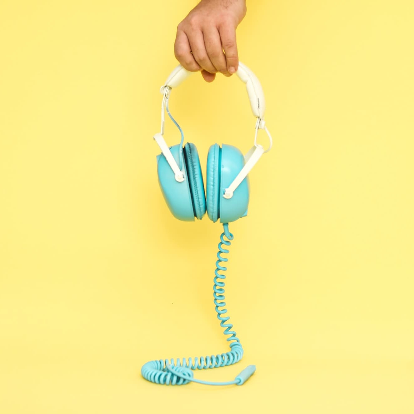 casque bleu sur fond jaune pour écouter des podcasts