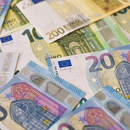 Inflation représentée par des billets en Euro - source ibrahim boran pour unsplash