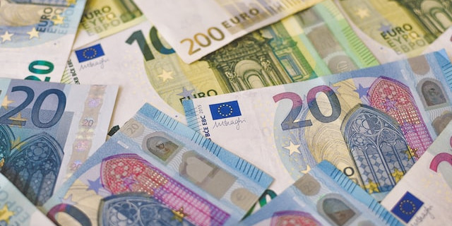 Inflation représentée par des billets en Euro - source ibrahim boran pour unsplash