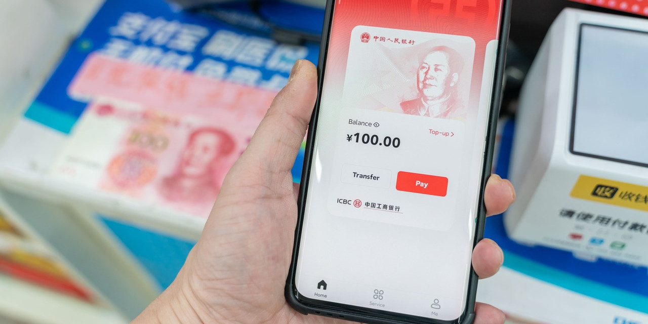 smartphone présentant un yuan numérique lors d'une transaction