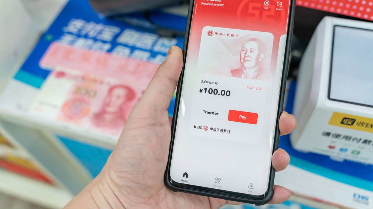 smartphone présentant un yuan numérique lors d'une transaction