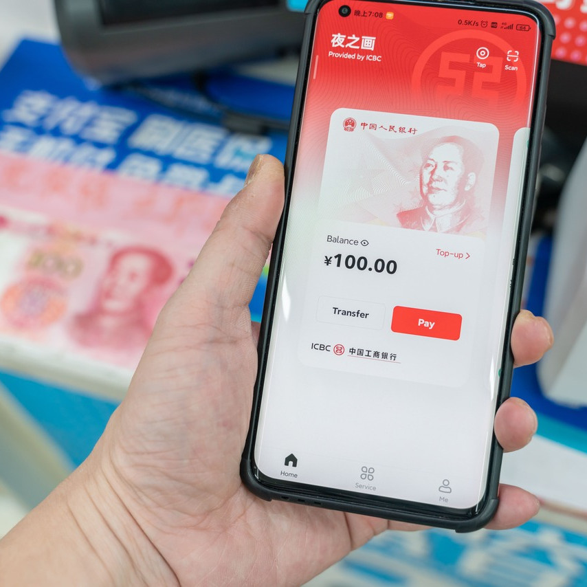 smartphone présentant un yuan numérique lors d'une transaction