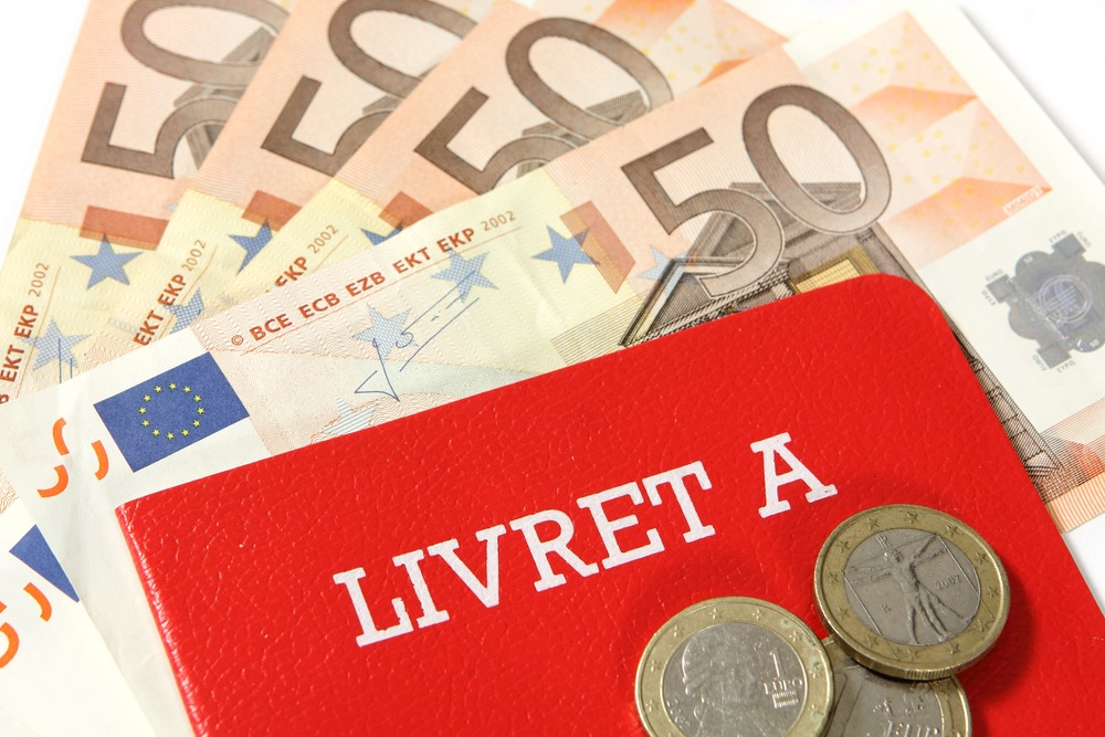 livret A rouge accompagné de pièces et de billets en euro