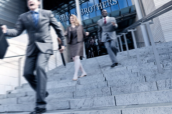 Banquiers en fuite dans les escaliers devant Lehman Brothers