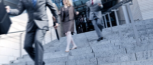 Banquiers en fuite dans les escaliers devant Lehman Brothers