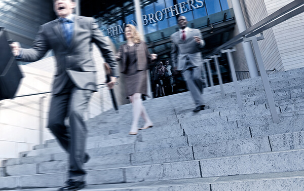 Banquiers en fuite dans les escaliers devant Lehman Brothers