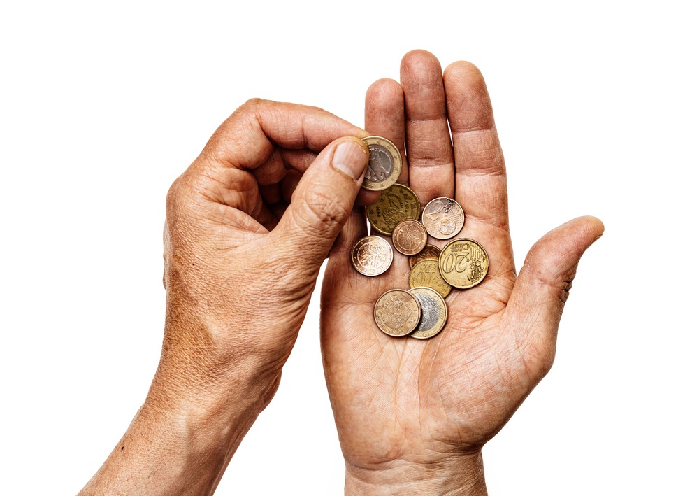 article sur l'épargne et la récession - mains comptant des euros