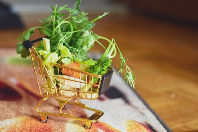 chariot de courses remplit avec des légumes - alexas fotos pour unsplash