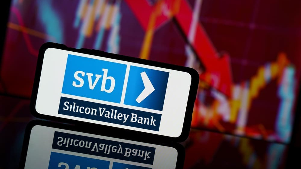 téléphone avec le logo de SVB - adobe stock