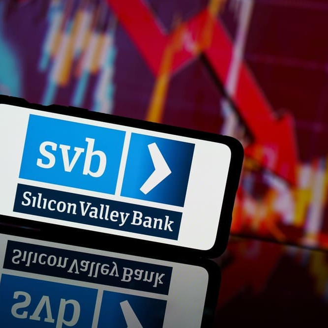 téléphone avec le logo de SVB - adobe stock