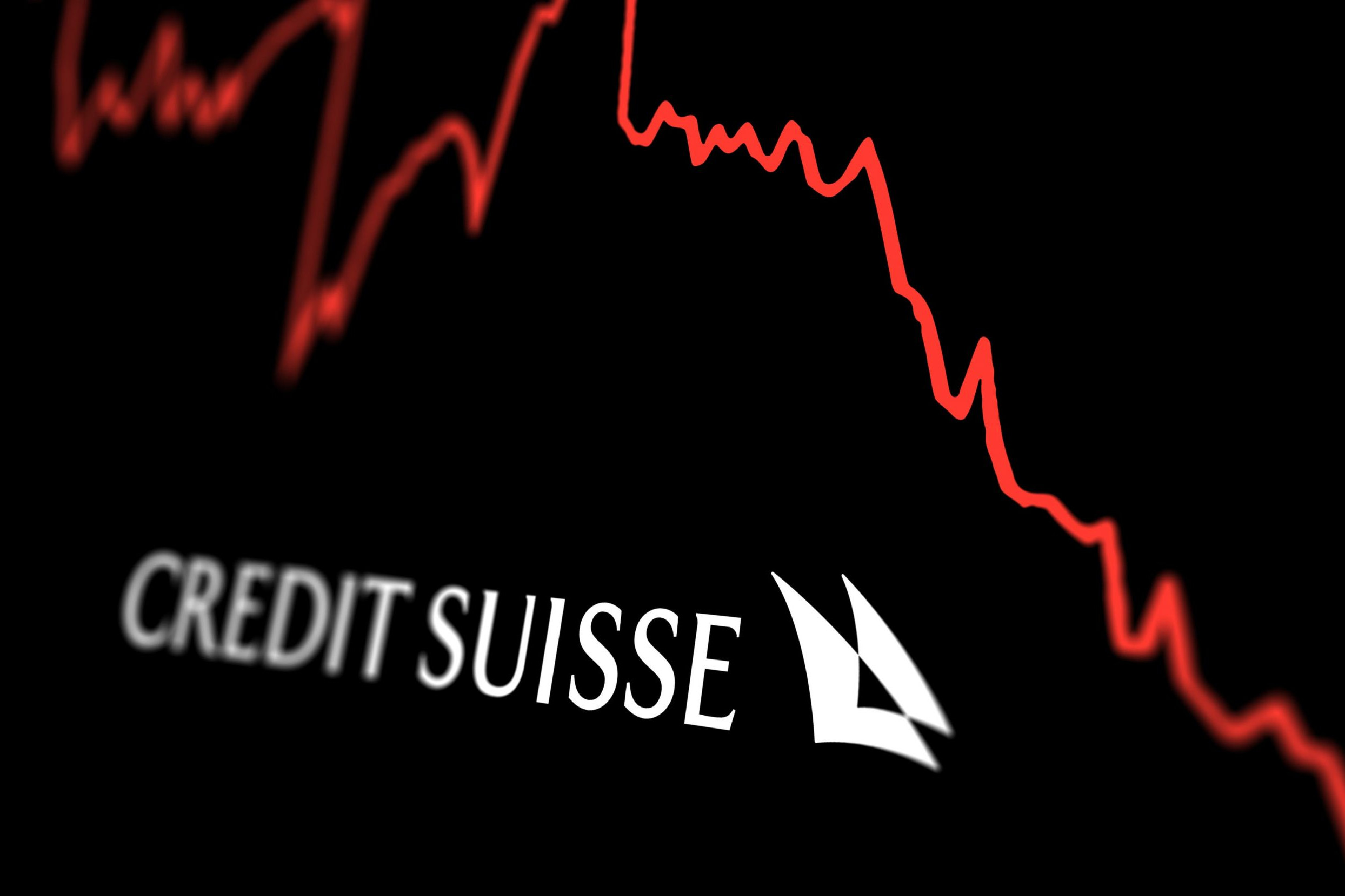 logo du crédit suisse avec une courbe rouge descendante