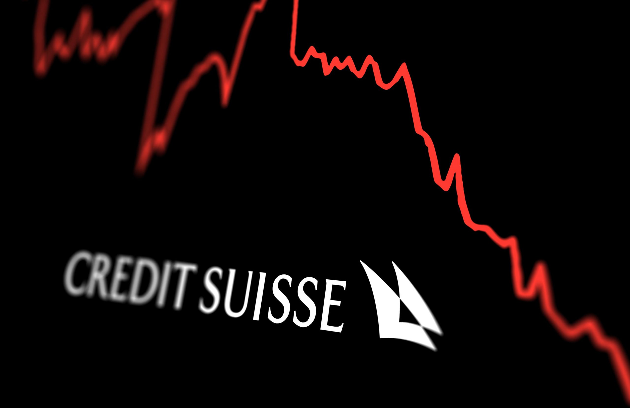 logo du crédit suisse avec une courbe rouge descendante