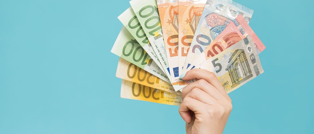main avec des billets en euro