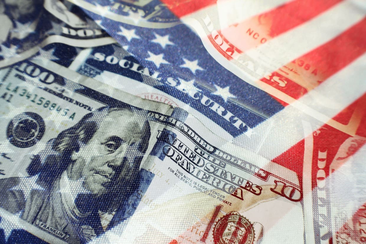 mix du drapeau des Etats Unis et de billets en dollar