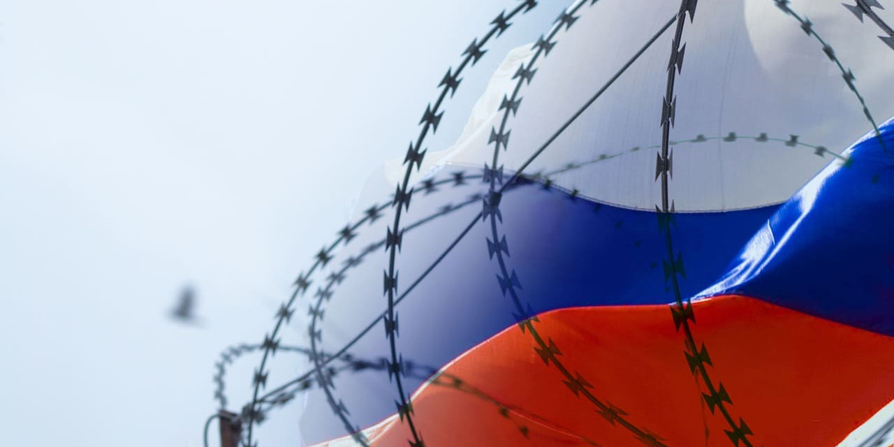 drapeau russe avec du fil barbelé