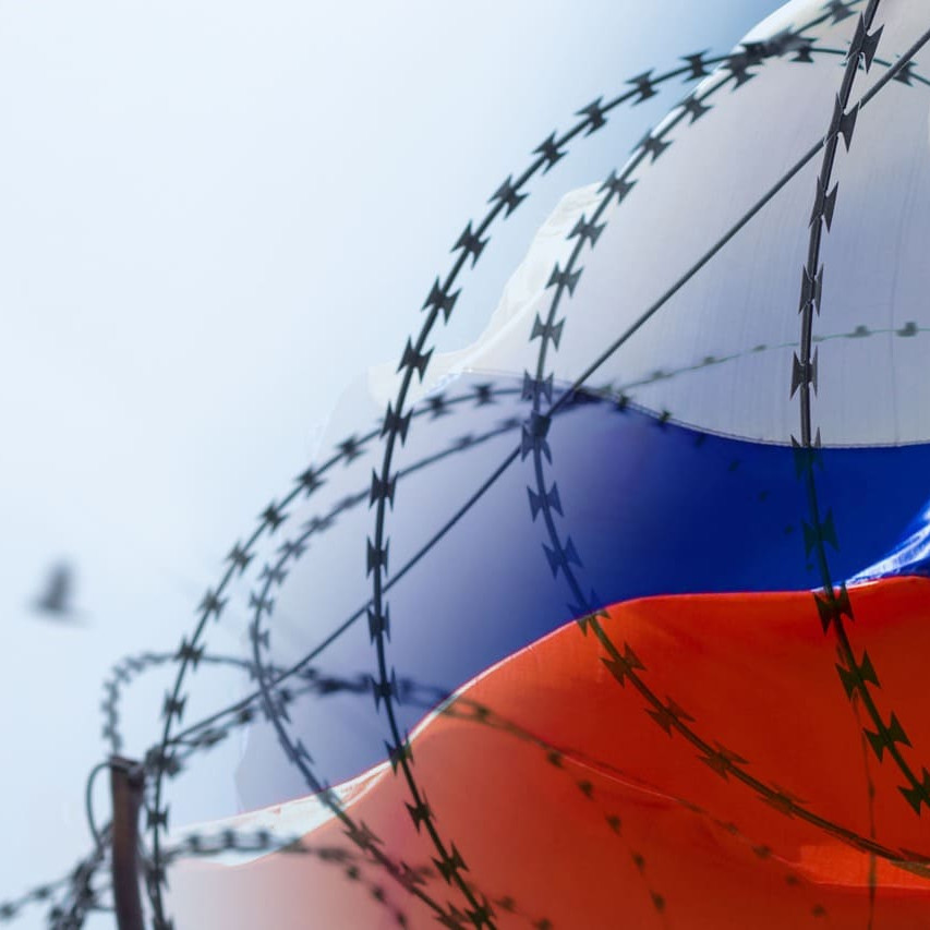 drapeau russe avec du fil barbelé