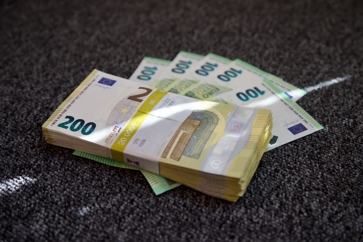 liasse billets de banque en euros