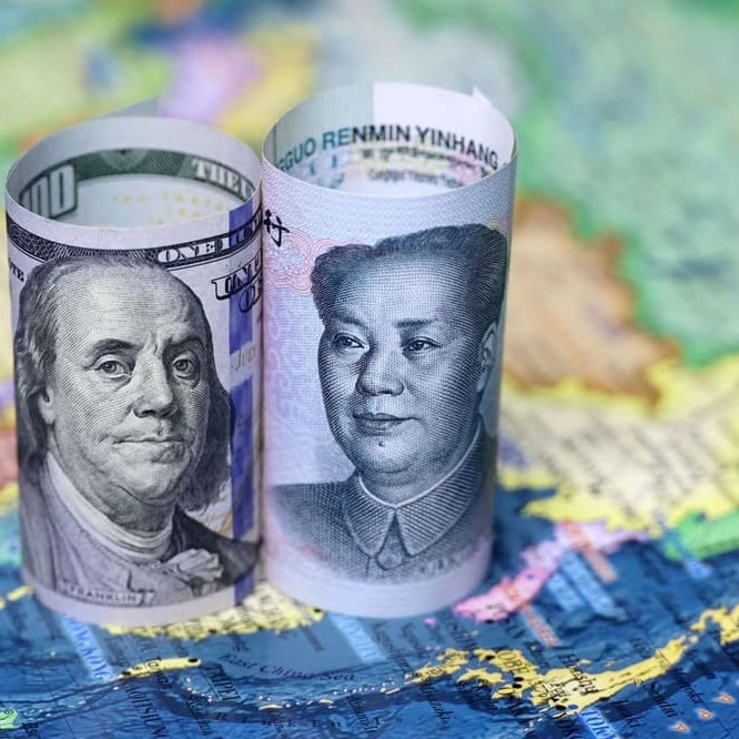 billets de dollar et yuan posés sur une carte du monde - article dédollarisation