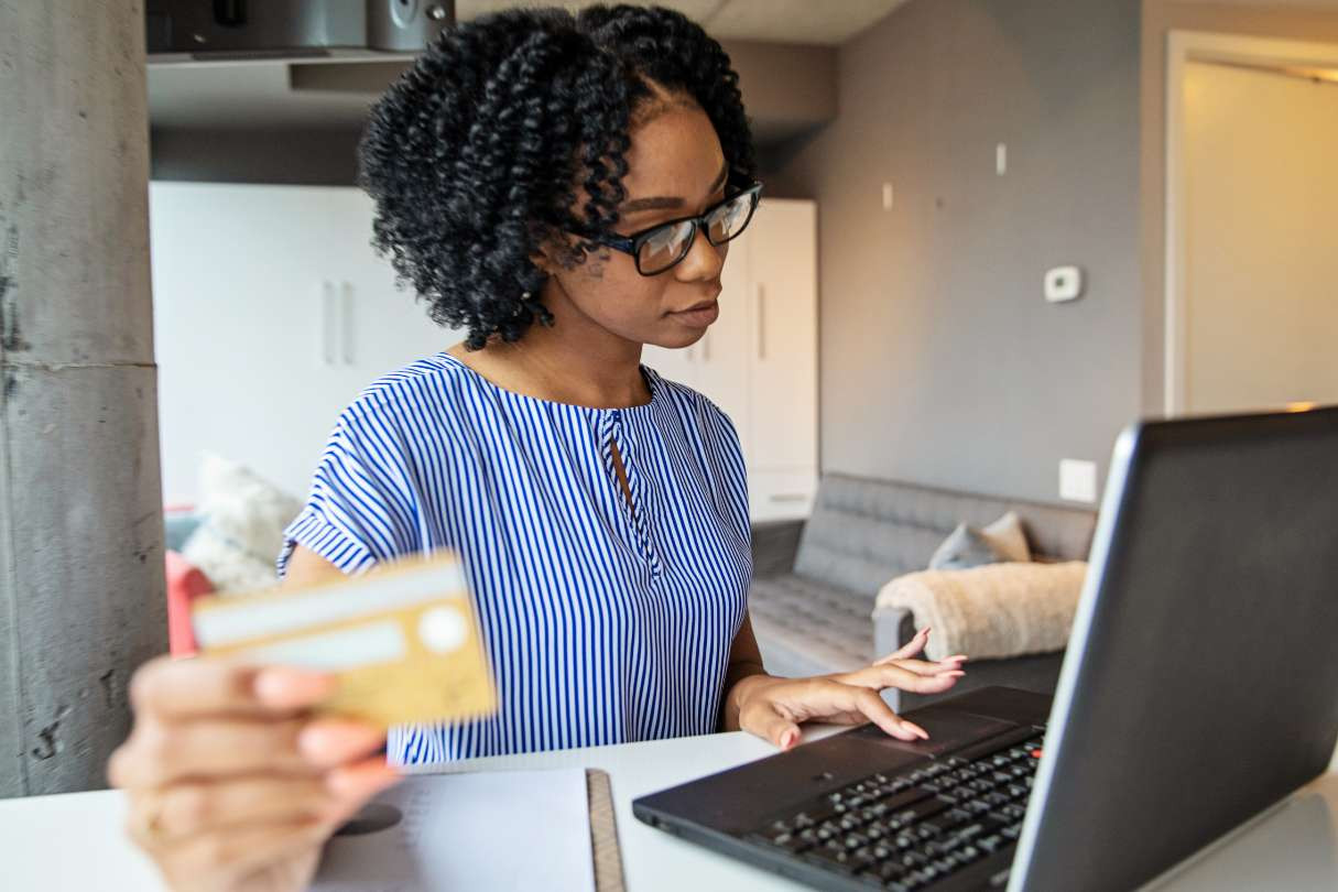 femme procédant à un paiement en ligne - empreinte bancaire