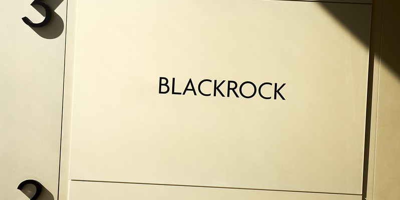 plaque d'immeuble de l'une des adresses de blackrock, le plus gros gestionnaire d'actifs au monde