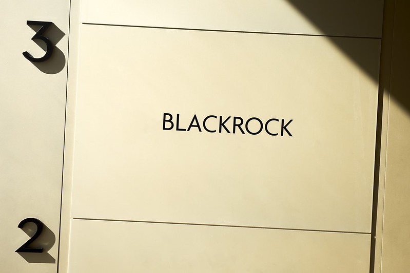 plaque d'immeuble de l'une des adresses de blackrock, le plus gros gestionnaire d'actifs au monde