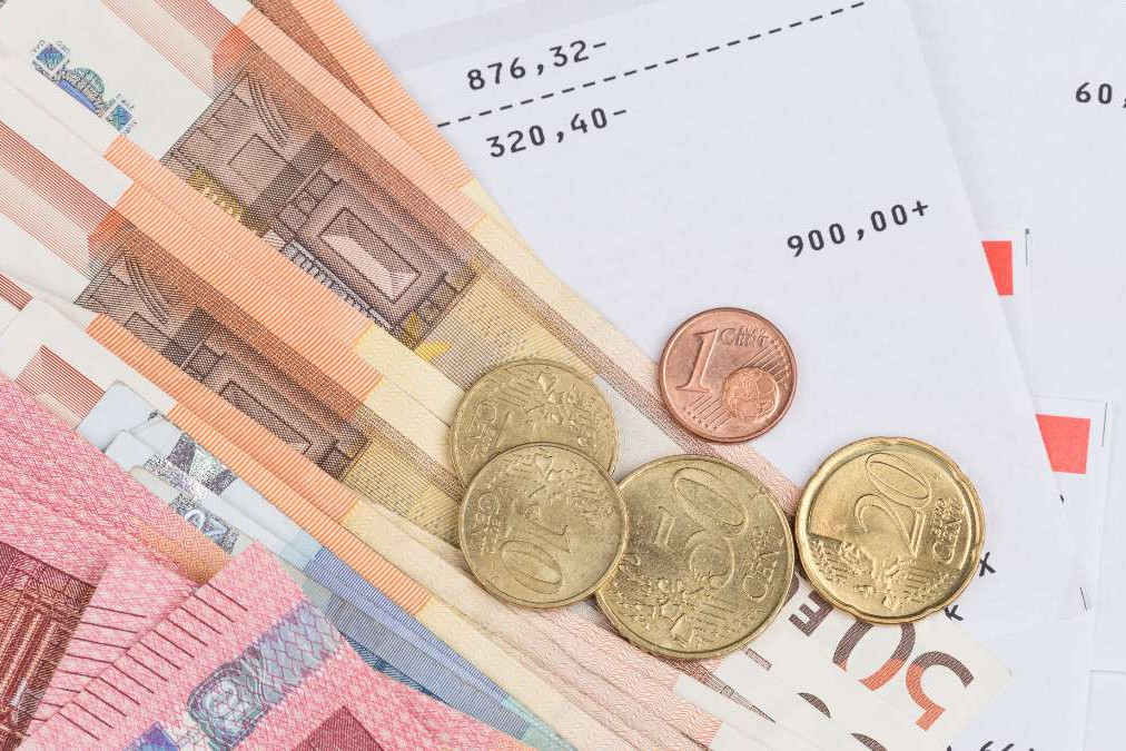 factures et paiements des frais bancaires avec des billets et des pièces