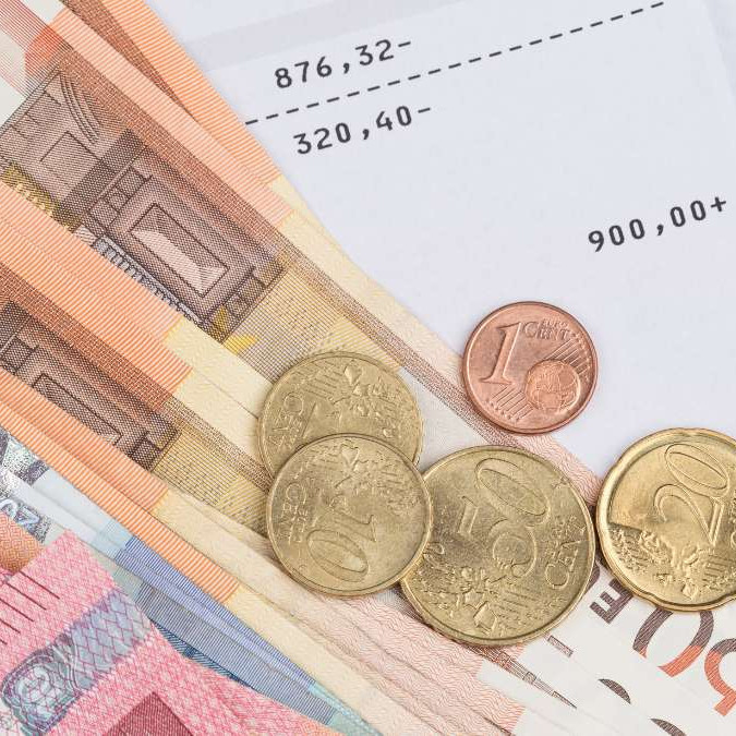 factures et paiements des frais bancaires avec des billets et des pièces