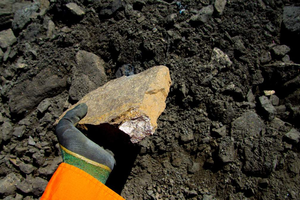 morceau de nickel dans une mine en nouvelle-caledonie