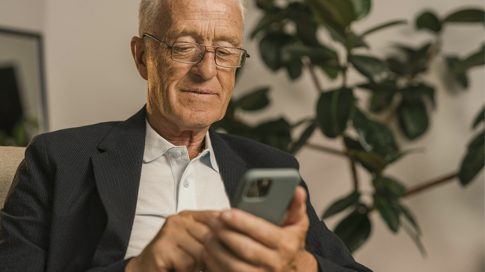 Photo d'un sénior qui consulte l'application Veracash sur son mobile